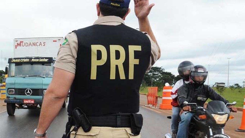 Imagem 1 - O documento se refere a uma amostra de 5.830 eleitores de 23 seções localizadas no município de Campo Grande, a 272 km de Natal. Esse é o primeiro documento da Justiça Eleitoral afirmando que as operações tiveram o potencial de atrapalhar as eleições. À época, a PRF era comandada pelo bolsonarista Silvinei Vasques — preso desde agosto por suspeita de interferência nas votações. O registro pode sinalizar um indício técnico de que as abordagens feitas nas estradas pela polícia no Nordeste, reduto eleitoral do presidente Luiz Inácio Lula da Silva, tiveram de fato objetivo de atrapalhar a votação. Imagem 1 - O documento se refere a uma amostra de 5.830 eleitores de 23 seções localizadas no município de Campo Grande, a 272 km de Natal. Esse é o primeiro documento da Justiça Eleitoral afirmando que as operações tiveram o potencial de atrapalhar as eleições. À época, a PRF era comandada pelo bolsonarista Silvinei Vasques — preso desde agosto por suspeita de interferência nas votações. O registro pode sinalizar um indício técnico de que as abordagens feitas nas estradas pela polícia no Nordeste, reduto eleitoral do presidente Luiz Inácio Lula da Silva, tiveram de fato objetivo de atrapalhar a votação.