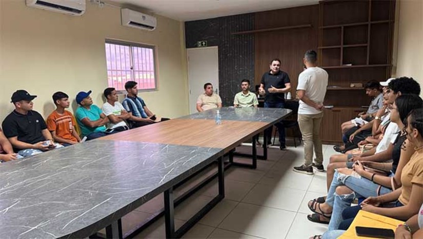Imagem 1 - Um grupo de 20 jovens do município participará do curso de eletricista montador no Instituto Federal do Rio Grande do Norte (IFRN), marcando a terceira turma de um ambicioso programa que visa capacitar um total de 100 alunos. Além do anúncio do curso, a prefeitura está em processo de cadastramento dos alunos que terão acesso a ônibus para o deslocamento até o IFRN, campus Mossoró. Imagem 1 - Um grupo de 20 jovens do município participará do curso de eletricista montador no Instituto Federal do Rio Grande do Norte (IFRN), marcando a terceira turma de um ambicioso programa que visa capacitar um total de 100 alunos. Além do anúncio do curso, a prefeitura está em processo de cadastramento dos alunos que terão acesso a ônibus para o deslocamento até o IFRN, campus Mossoró.