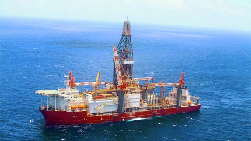 Imagem 1 - Sonda que vai perfurar poços em águas profundas na Margem Equatorial já está a caminho do Campo de Pitu, a 79 quilômetros da costa do Rio Grande do Norte. O início da campanha de exploração pela Petrobras de novos poços localizados em águas profundas da Margem Equatorial terá impacto significativo no setor de petróleo e gás do Brasil, tendo como ponto de partida o Rio Grande do Norte. Pitu fica a 79 quilômetros da Costa Potiguar. Imagem 1 - Sonda que vai perfurar poços em águas profundas na Margem Equatorial já está a caminho do Campo de Pitu, a 79 quilômetros da costa do Rio Grande do Norte. O início da campanha de exploração pela Petrobras de novos poços localizados em águas profundas da Margem Equatorial terá impacto significativo no setor de petróleo e gás do Brasil, tendo como ponto de partida o Rio Grande do Norte. Pitu fica a 79 quilômetros da Costa Potiguar.