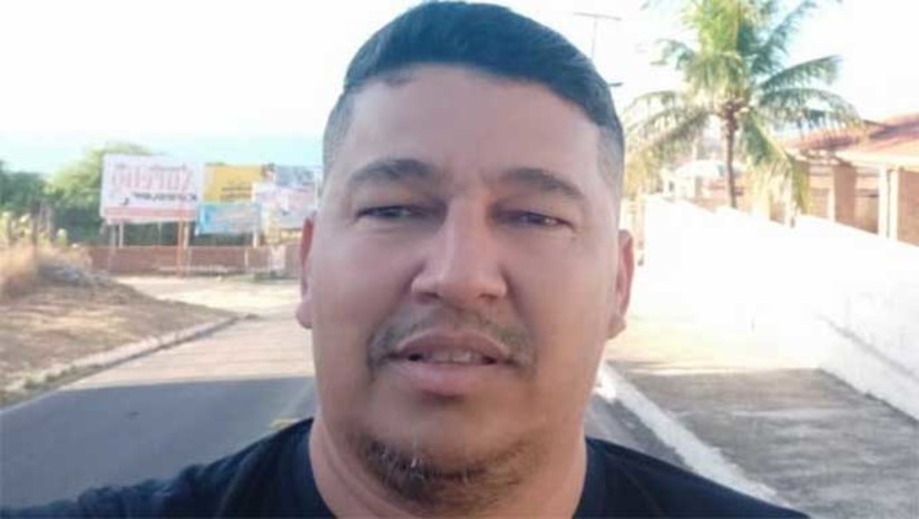 Imagem 1 -  Quadrilha fortemente armada mata policial militar em Tibau. Joel Marques Neto, o Sargento Joel, foi assassinado a tiros na manhã desta sexta-feira (8). O policial estava no posto de entrada do município de Tibau, na companhia do pai, onde aguardava um concerto que estava sendo realizado em seu carro. Segundo informações do delegado Luís Fernando, cinco suspeitos, fortemente armados, chegaram ao local em um veículo e já desceram atirando em direção à vítima, que não teve qualquer chance de reagir. Um cão, que vivia nas imediações do posto e estava deitado na porta da conveniência, foi alvejado com dois tiros e também não resistiu. Uma força-tarefa deverá ser montada para investigar o crime, tendo o delegado informado que deverá solicitar apoio da DHPP de Mossoró. 