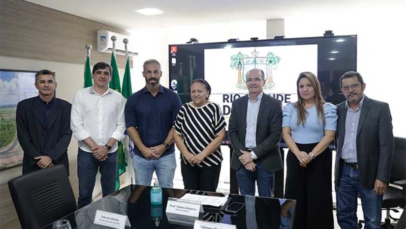 Imagem 1 - Em setembro último o DNIT autorizou o início dos projetos básicos e executivos de engenharia para duplicação da rodovia. "A duplicação da BR-304 é uma obra estratégica para o desenvolvimento do RN. O início dos projetos básicos e executivos é um marco importante para a concretização dessa obra", declarou a governadora Fátima. As obras de duplicação da BR-304 estão orçadas em R$ 2,8 bilhões. Imagem 1 - Em setembro último o DNIT autorizou o início dos projetos básicos e executivos de engenharia para duplicação da rodovia. "A duplicação da BR-304 é uma obra estratégica para o desenvolvimento do RN. O início dos projetos básicos e executivos é um marco importante para a concretização dessa obra", declarou a governadora Fátima. As obras de duplicação da BR-304 estão orçadas em R$ 2,8 bilhões.