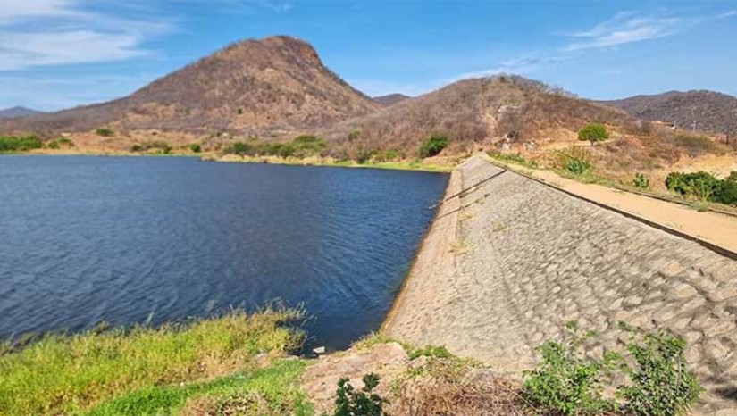 Imagem 1 -  A cidade de Lucrécia recebeu neste sábado (09), o treinamento de emergência na Barragem, que agora se destaca como o primeiro reservatório do Nordeste a contar com o Plano de Segurança de Barragens (PSB) e a implementação do Plano de Ação de Emergência (PAE). Com quase 90 anos de existência, a barragem, sob a responsabilidade do Governo do Estado, passou por transformações significativas para atender às normativas de segurança.  O treinamento desempenhou um papel crucial na preparação da comunidade local para lidar com situações de emergência. Uma simulação realista foi conduzida, permitindo que os moradores compreendessem os procedimentos a serem adotados em caso de uma eventual emergência.