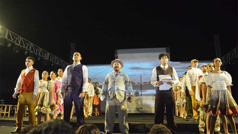 Imagem 1 - Na 3ª edição, o espetáculo reuniu mais de 80 crianças e jovens assistidos pelo grupos da Casa da Cultura Popular, para encenar a história da disputa do Rio Grande do Norte e o Ceará pelas terras de Grossos, contada em quatro jornadas: a origem, a disputa, a emancipação e do recomeço ao progresso. O destaque deste ano, ficou por conta estrutura que ficou maior e mais reforçada e a projeção mapeada, que transformou o palco em uma grande tela, onde cenas que foram gravadas anteriormente, se incorporaram com a encenação para dar mais realidade ao espetáculo. Imagem 1 - Na 3ª edição, o espetáculo reuniu mais de 80 crianças e jovens assistidos pelo grupos da Casa da Cultura Popular, para encenar a história da disputa do Rio Grande do Norte e o Ceará pelas terras de Grossos, contada em quatro jornadas: a origem, a disputa, a emancipação e do recomeço ao progresso. O destaque deste ano, ficou por conta estrutura que ficou maior e mais reforçada e a projeção mapeada, que transformou o palco em uma grande tela, onde cenas que foram gravadas anteriormente, se incorporaram com a encenação para dar mais realidade ao espetáculo.