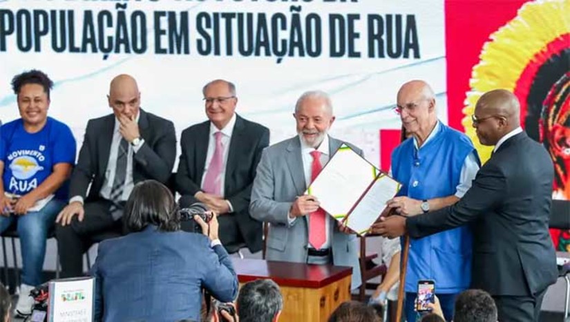 Imagem 1 - Em cerimônia no Palácio do Planalto, Lula destacou a necessidade de iniciativas governamentais para apoio a essa população e para dar visibilidade sobre seus direitos. O Plano Ruas Visíveis contempla 99 ações que serão desenvolvidas a partir de sete eixos: assistência social e segurança alimentar; saúde; violência institucional; cidadania, educação e cultura; habitação; trabalho e renda; e produção e gestão de dados. A medida promove a efetivação da política nacional para a população em situação de rua e tem investimento de R$ 982 milhões. Imagem 1 - Em cerimônia no Palácio do Planalto, Lula destacou a necessidade de iniciativas governamentais para apoio a essa população e para dar visibilidade sobre seus direitos. O Plano Ruas Visíveis contempla 99 ações que serão desenvolvidas a partir de sete eixos: assistência social e segurança alimentar; saúde; violência institucional; cidadania, educação e cultura; habitação; trabalho e renda; e produção e gestão de dados. A medida promove a efetivação da política nacional para a população em situação de rua e tem investimento de R$ 982 milhões.