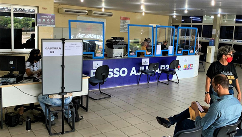 Imagem 1 - No último dia 22 de novembro, aos servidores já haviam realizado uma paralisação que comprometeu os atendimentos no órgão. A nova parada acontece por 48 horas, nos dias 14 e 15 de dezembro, quinta e sexta-feira dessa semana. A medida será mais um protesto contra o Governo do Estado, que segundo a categoria, até então segue inerte, sem atender as reivindicações. Entre outras demandas, os trabalhadores reivindicam: reposição salarial; concurso público, prometido desde o começo de 2019; reestruturação do Plano de Cargos, Carreiras e Remuneração (PCCR); e a implementação de promoções. Imagem 1 - No último dia 22 de novembro, aos servidores já haviam realizado uma paralisação que comprometeu os atendimentos no órgão. A nova parada acontece por 48 horas, nos dias 14 e 15 de dezembro, quinta e sexta-feira dessa semana. A medida será mais um protesto contra o Governo do Estado, que segundo a categoria, até então segue inerte, sem atender as reivindicações. Entre outras demandas, os trabalhadores reivindicam: reposição salarial; concurso público, prometido desde o começo de 2019; reestruturação do Plano de Cargos, Carreiras e Remuneração (PCCR); e a implementação de promoções.