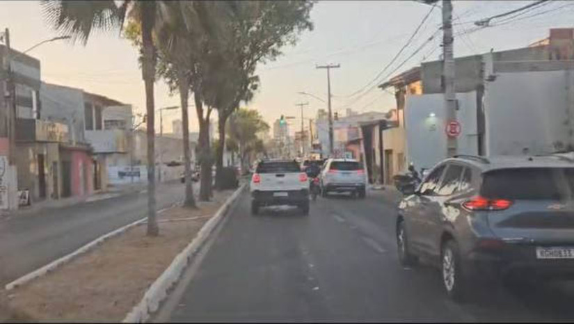 Imagem 1 -  População já pode opinar sobre mudanças na Av. João da Escóssia. A prefeitura abriu consulta pública do “Mossoró Mobilidade 2.0”, lançado nesta segunda (11), para que a população possa opinar e sugerir intervenções que possam ajudar a melhorar o trânsito da cidade. Entre as principais mudanças apresentadas está a implementação do sentido único na Av. João da Escóssia, via onde foi identificado um alto número de acidentes. A consulta está aberta por 30 dias e pode ser acessada por meio do banner disponível no site da Prefeitura de Mossoró.