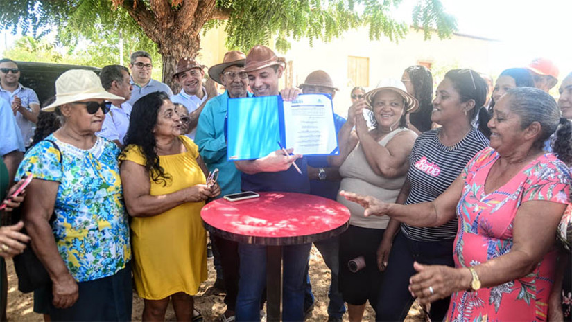 Imagem 1 -  PMM vai construir UBSs nas comunidades Cordão de Sombra e Mulungunzinho. O ato de autorizações aconteceu nas referidas localidades nesta terça-feira (12). As Unidades Básicas de Saúde serão construídas por meio de investimento do programa “Mossoró Realiza”. A construção das UBSs trarão benefícios significativos para os moradores, especialmente àqueles que têm dificuldades de acesso a serviços de saúde em outras localidades. Agora, eles poderão contar com um atendimento próximo e de qualidade, garantindo assim uma melhor qualidade de vida.