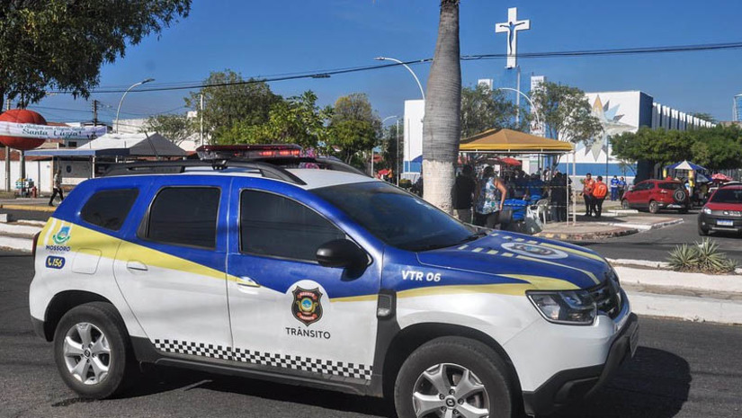 Imagem 1 - Condutores devem buscar vias alternativas durante a procissão de Santa Luzia. Visando garantir segurança viária e controle de fluxo durante a peregrinação da imagem da padroeira, ruas e avenidas serão isoladas a partir das 15h para a viabilidade do evento. As intervenções no trânsito acontecem nas imediações do Mosteiro Santa Clara, com isolamento de todo o perímetro, não sendo permitido a circulação de veículos. As intervenções seguem conforme o andamento da peregrinação na avenida Presidente Dutra, até a Catedral de Santa Luzia. Imagem 1 - Condutores devem buscar vias alternativas durante a procissão de Santa Luzia. Visando garantir segurança viária e controle de fluxo durante a peregrinação da imagem da padroeira, ruas e avenidas serão isoladas a partir das 15h para a viabilidade do evento. As intervenções no trânsito acontecem nas imediações do Mosteiro Santa Clara, com isolamento de todo o perímetro, não sendo permitido a circulação de veículos. As intervenções seguem conforme o andamento da peregrinação na avenida Presidente Dutra, até a Catedral de Santa Luzia.
