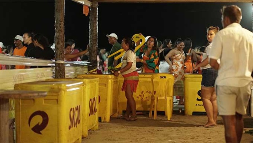 Imagem 1 - O saldo positivo para quem trabalhou durante a festa empolgou a vendedora de lanches Rosimeire Araújo. Ao blog, ela, que participou da edição anterior do Luau, destacou o aumento da procura por seus produtos no último sábado (9). “Vendi três vezes mais do que no ano passado”, comentou. O Luau das Cores está na sua 4ª edição e é uma das principais apostas da prefeita Cinthia para consolidar o turismo no município, e impulsionar a economia com a geração de renda para a população grossense. Imagem 1 - O saldo positivo para quem trabalhou durante a festa empolgou a vendedora de lanches Rosimeire Araújo. Ao blog, ela, que participou da edição anterior do Luau, destacou o aumento da procura por seus produtos no último sábado (9). “Vendi três vezes mais do que no ano passado”, comentou. O Luau das Cores está na sua 4ª edição e é uma das principais apostas da prefeita Cinthia para consolidar o turismo no município, e impulsionar a economia com a geração de renda para a população grossense.