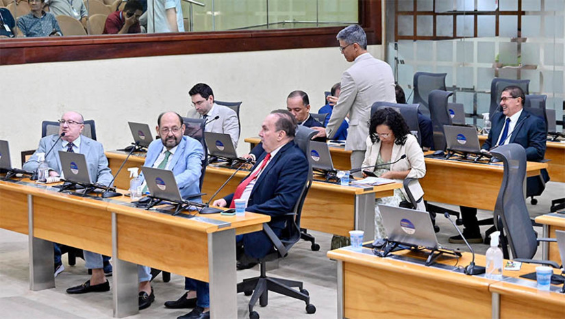 Imagem 1 - Deputados aprovam a Lei Orçamentária e o Plano Plurianual do RN. A aprovação se deu por unanimidade pelos parlamentares potiguares. Com a votação, conclui-se as sessões ordinárias do ano de 2023. De acordo com o orçamento aprovado, a previsão de receita para o Estado em 2024 é superior a R$ 20 bilhões. A LOA estima a receita e fixa a despesa do Estado para o exercício financeiro de 2024, indicando quanto será aplicado em cada área e de onde virão os recursos. O PPA, para o quadriênio 2023-2027, é o instrumento de planejamento governamental de médio prazo, que estabelece as diretrizes, objetivos e metas da Administração Pública organizado em programas, estruturado em ações, que resultem em bens e serviços para a população. Imagem 1 - Deputados aprovam a Lei Orçamentária e o Plano Plurianual do RN. A aprovação se deu por unanimidade pelos parlamentares potiguares. Com a votação, conclui-se as sessões ordinárias do ano de 2023. De acordo com o orçamento aprovado, a previsão de receita para o Estado em 2024 é superior a R$ 20 bilhões. A LOA estima a receita e fixa a despesa do Estado para o exercício financeiro de 2024, indicando quanto será aplicado em cada área e de onde virão os recursos. O PPA, para o quadriênio 2023-2027, é o instrumento de planejamento governamental de médio prazo, que estabelece as diretrizes, objetivos e metas da Administração Pública organizado em programas, estruturado em ações, que resultem em bens e serviços para a população.