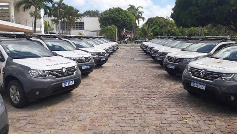 Imagem 1 - Mais 42 viaturas serão entregues às forças de Segurança Pública do RN. A entrega dos veículos acontecerá na tarde desta quinta-feira (14). Trinta e nove veículos são de modelo Duster, destinados à Polícia Militar. As viaturas foram locadas com recursos do Fundo Nacional de Segurança Pública, e estão na conta dos 300 veículos locados ao custo de R$ 19 milhões (dentro dos R$ 100 milhões anunciados pelo ministro Flávio Dino no mês de março). As outras três viaturas são caminhonetes destinadas ao Itep. Os veículos foram adquiridos com recursos de emendas coletivas. Imagem 1 - Mais 42 viaturas serão entregues às forças de Segurança Pública do RN. A entrega dos veículos acontecerá na tarde desta quinta-feira (14). Trinta e nove veículos são de modelo Duster, destinados à Polícia Militar. As viaturas foram locadas com recursos do Fundo Nacional de Segurança Pública, e estão na conta dos 300 veículos locados ao custo de R$ 19 milhões (dentro dos R$ 100 milhões anunciados pelo ministro Flávio Dino no mês de março). As outras três viaturas são caminhonetes destinadas ao Itep. Os veículos foram adquiridos com recursos de emendas coletivas.