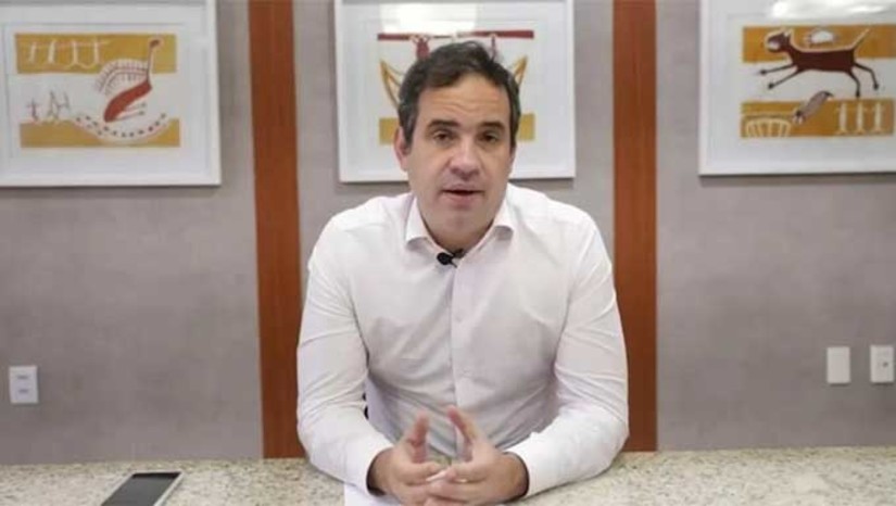 Imagem 1 - O secretário estadual da Fazenda, Carlos Eduardo Xavier disse que o estado pode revisar o benefício fiscal fornecido na aquisição de combustíveis por empresas de transporte de passageiros, impactando assim no preço das passagens de ônibus. “Por determinação da governadora, a secretaria da Fazenda vem estudando medidas que possam mitigar os impactos dessa reprovação da manutenção da alíquota, e uma delas é a revisão dos benefícios fiscais, que é uma pauta que implantamos em 2019, de modernizar toda a nossa política de benefícios fiscais e, agora, vamos avaliar os que vamos manter ou não, principalmente, no que diz respeito ao regime especial de atacado, querosene de aviação e outros benefícios que foram concedidos”, explica o secretário. Imagem 1 - O secretário estadual da Fazenda, Carlos Eduardo Xavier disse que o estado pode revisar o benefício fiscal fornecido na aquisição de combustíveis por empresas de transporte de passageiros, impactando assim no preço das passagens de ônibus. “Por determinação da governadora, a secretaria da Fazenda vem estudando medidas que possam mitigar os impactos dessa reprovação da manutenção da alíquota, e uma delas é a revisão dos benefícios fiscais, que é uma pauta que implantamos em 2019, de modernizar toda a nossa política de benefícios fiscais e, agora, vamos avaliar os que vamos manter ou não, principalmente, no que diz respeito ao regime especial de atacado, querosene de aviação e outros benefícios que foram concedidos”, explica o secretário.