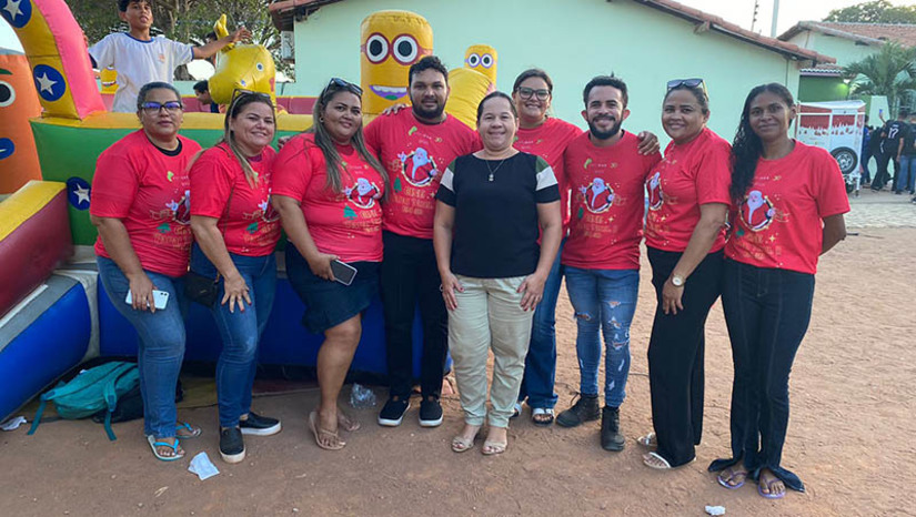 Imagem 1 - Cine Papai Noel 3D encanta Serra do Mel com diversão e solidariedade. Aprovado pela lei Paulo Gustavo, o evento itinerante levou uma sala de cinema 3D móvel ao município, além de brinquedos, trenzinho e, é claro, a presença ilustre do Papai Noel, levando alegria a crianças e jovens da região. Imagem 1 - Cine Papai Noel 3D encanta Serra do Mel com diversão e solidariedade. Aprovado pela lei Paulo Gustavo, o evento itinerante levou uma sala de cinema 3D móvel ao município, além de brinquedos, trenzinho e, é claro, a presença ilustre do Papai Noel, levando alegria a crianças e jovens da região.