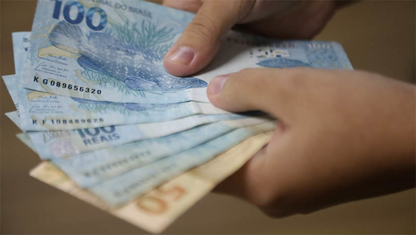 Imagem 1 - Governo do RN adianta parte dos salários de dezembro dos servidores. O pagamento da folha do mês foi iniciado nesta sexta-feira (15). O salário integral amanheceu na conta dos trabalhadores que recebem até R$ 4 mil e para toda a categoria da Segurança Pública. Servidores lotados em pastas com recursos próprios e da Educação receberão o pagamento integral no próximo dia 30. Além destes, quem recebe mais de R$ 4 mil (valor bruto) teve 30% dos vencimentos adiantados. Imagem 1 - Governo do RN adianta parte dos salários de dezembro dos servidores. O pagamento da folha do mês foi iniciado nesta sexta-feira (15). O salário integral amanheceu na conta dos trabalhadores que recebem até R$ 4 mil e para toda a categoria da Segurança Pública. Servidores lotados em pastas com recursos próprios e da Educação receberão o pagamento integral no próximo dia 30. Além destes, quem recebe mais de R$ 4 mil (valor bruto) teve 30% dos vencimentos adiantados.