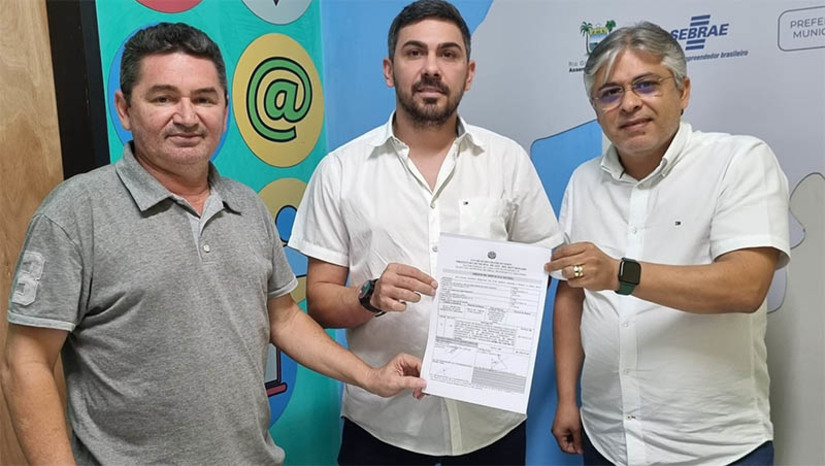 Imagem 1 - Prefeitura vai investir mais de R$ 475 mil para pavimentar ruas de Governador . A ordem de serviço para realização de novos investimentos em pavimentação a paralelepípedo, nas ruas do município, foi assinada pelo prefeito, Dr. Artur Vale, nesta sexta-feira (15). Serão investidos R$ 476.671,05 para pavimentação de quatro ruas, sendo três no Centro da cidade e uma no Projeto Crescer, recursos oriundos de convênio com o Ministério das Cidades e contrapartida com recursos próprios da Prefeitura de Governador Dix-Sept Rosado. Imagem 1 - Prefeitura vai investir mais de R$ 475 mil para pavimentar ruas de Governador . A ordem de serviço para realização de novos investimentos em pavimentação a paralelepípedo, nas ruas do município, foi assinada pelo prefeito, Dr. Artur Vale, nesta sexta-feira (15). Serão investidos R$ 476.671,05 para pavimentação de quatro ruas, sendo três no Centro da cidade e uma no Projeto Crescer, recursos oriundos de convênio com o Ministério das Cidades e contrapartida com recursos próprios da Prefeitura de Governador Dix-Sept Rosado.