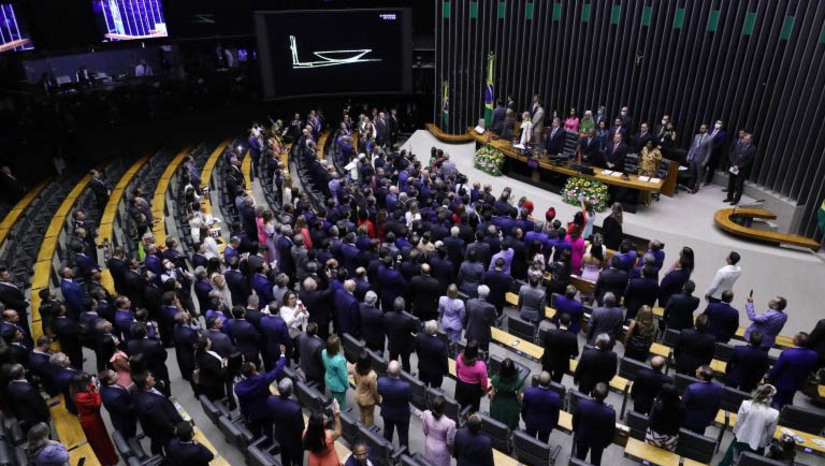   PEC da reforma tributária deve ser votada nesta sexta, na Câmara. Aprovado pela Câmara no em julho último, o texto foi alterado pelo Senado e voltou para nova votação pelos deputados. Para entrar em vigor, o mesmo texto da emenda constitucional precisa ser aprovado nas duas Casas. O presidente da casa, Arthur Lira disse que a sessão será virtual, com efeito administrativo, e por isso se espera um quórum alto o suficiente para votar PEC, que exige maioria de 3/5 para aprovação (308 votos na Câmara e 49 no Senado).