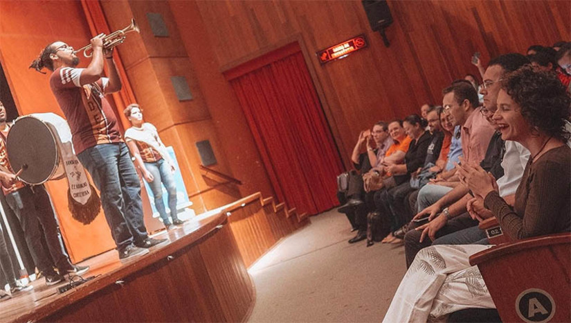 Imagem 1 - Isolda propõe que o FESTUERN se torne Patrimônio Imaterial do RN. A proposta marca os 20 anos do Festival de Teatro da Universidade do Estado do Rio Grande do Norte (FESTUERN), consolidado no calendário da universidade e das escolas em todo o estado. Desde 2003, o Festival reúne alunos, alunas e professores da rede pública, representando diversos municípios em apresentações premiadas nas categorias de cenário, figurino, personagens e enredo. Imagem 1 - Isolda propõe que o FESTUERN se torne Patrimônio Imaterial do RN. A proposta marca os 20 anos do Festival de Teatro da Universidade do Estado do Rio Grande do Norte (FESTUERN), consolidado no calendário da universidade e das escolas em todo o estado. Desde 2003, o Festival reúne alunos, alunas e professores da rede pública, representando diversos municípios em apresentações premiadas nas categorias de cenário, figurino, personagens e enredo.