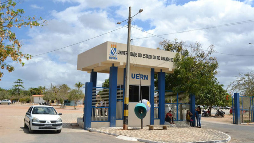 Imagem 1 - UERN conquista nova patente e soma oito invenções patenteadas pelo INPI. A mais nova patente de invenção trata de um “Processo de Síntese de Nanopartículas de Metais, Não Metais e Ligas Metálicas com Estrutura Núcleo/Casca”. Os inventores são os professores Dr. Cláudio Lopes de Vasconcelos (Uern), Dr. João Maria Soares (Uern) e Me. Elvis Lopes Brito, da Universidade Federal do Rio Grande do Norte (UFRN). Imagem 1 - UERN conquista nova patente e soma oito invenções patenteadas pelo INPI. A mais nova patente de invenção trata de um “Processo de Síntese de Nanopartículas de Metais, Não Metais e Ligas Metálicas com Estrutura Núcleo/Casca”. Os inventores são os professores Dr. Cláudio Lopes de Vasconcelos (Uern), Dr. João Maria Soares (Uern) e Me. Elvis Lopes Brito, da Universidade Federal do Rio Grande do Norte (UFRN).