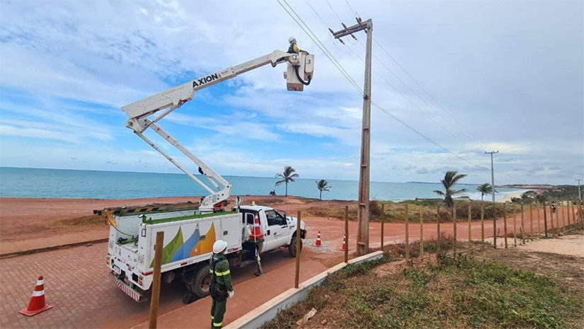 Imagem 1 - Cosern investe R$ 65 milhões para garantir fornecimento de energia no veraneio . A Operação Verão 2024 foi iniciada em julho e se estende até o Carnaval. De acordo com o superintendente de Serviços Técnicos da Neoenergia Cosern, Osvaldo Tavares, cerca de quatro mil quilômetros de redes elétricas foram contemplados com a Operação. “As ações visando o verão beneficiam diretamente cerca de 200 mil consumidores potiguares, além dos turistas que nos visitam nesse período. No total, cerca de 630 profissionais estão envolvidos na execução dos serviços e das manutenções preventivas”, destaca. Imagem 1 - Cosern investe R$ 65 milhões para garantir fornecimento de energia no veraneio . A Operação Verão 2024 foi iniciada em julho e se estende até o Carnaval. De acordo com o superintendente de Serviços Técnicos da Neoenergia Cosern, Osvaldo Tavares, cerca de quatro mil quilômetros de redes elétricas foram contemplados com a Operação. “As ações visando o verão beneficiam diretamente cerca de 200 mil consumidores potiguares, além dos turistas que nos visitam nesse período. No total, cerca de 630 profissionais estão envolvidos na execução dos serviços e das manutenções preventivas”, destaca.