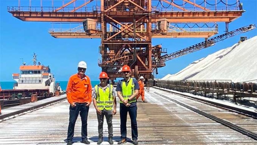 Imagem 1 - Os professores Vinícius Caldeira e João Maria, doutores em Química e Física da Uern, respectivamente, visitaram o Terminal Salineiro Intersal (TSI), em Areia Branca. A proposta é conhecer o funcionamento do terminal para embasar pesquisas desenvolvidas pelos docentes voltadas para a produção de sal. A discussão de parcerias para desenvolver pesquisas no setor salineiro da região vem sendo desenvolvidas há alguns anos. O Rio Grande do Norte é o maior produtor de sal marinho, responsável por 95,9% da produção nacional. Imagem 1 - Os professores Vinícius Caldeira e João Maria, doutores em Química e Física da Uern, respectivamente, visitaram o Terminal Salineiro Intersal (TSI), em Areia Branca. A proposta é conhecer o funcionamento do terminal para embasar pesquisas desenvolvidas pelos docentes voltadas para a produção de sal. A discussão de parcerias para desenvolver pesquisas no setor salineiro da região vem sendo desenvolvidas há alguns anos. O Rio Grande do Norte é o maior produtor de sal marinho, responsável por 95,9% da produção nacional.