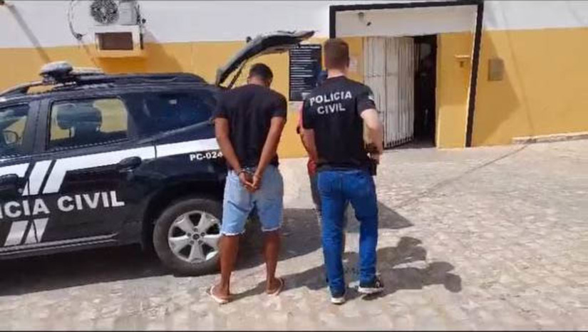 Imagem 1 - Suspeito de tentativa de homicídio é preso no município de Luís Gomes. De acordo com o inquérito, a tentativa de homicídio aconteceu no mês de novembro deste ano, no mesmo município onde ocorreu a prisão. O suspeito, um homem de 25 anos, já havia sido identificado, tendo a justiça emitido o mandado de prisão preventiva apenas na sexta-feira (15). Após as investigações, o homem foi localizado e detido, sendo conduzido ao Presídio Estadual de Pau dos Ferros, onde ficará à disposição da justiça. Imagem 1 - Suspeito de tentativa de homicídio é preso no município de Luís Gomes. De acordo com o inquérito, a tentativa de homicídio aconteceu no mês de novembro deste ano, no mesmo município onde ocorreu a prisão. O suspeito, um homem de 25 anos, já havia sido identificado, tendo a justiça emitido o mandado de prisão preventiva apenas na sexta-feira (15). Após as investigações, o homem foi localizado e detido, sendo conduzido ao Presídio Estadual de Pau dos Ferros, onde ficará à disposição da justiça.