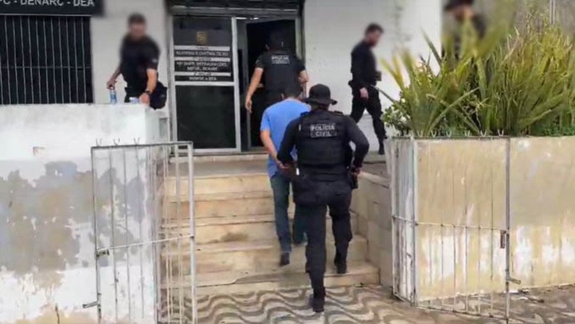 Imagem 1 - PM é preso em operação de combate ao tráfico de drogas e armas no RN. A "Operação Solário Potiguara" foi deflagrada na manhã desta terça-feira (19), com o objetivo de desmantelar uma organização criminosa destinada ao tráfico de drogas e de armas no Rio Grande do Norte. A ação cumpriu mandados de prisão e de busca e apreensão nos municípios de Natal, Mossoró, Tibau, Fortaleza/CE e Icapuí/CE. Durante as investigações, foram identificadas relações comerciais entre traficantes de drogas e de armas do RN e do Ceará, além do envolvimento de um policial militar com o comércio ilegal de armas e de drogas na região da cidade de Tibau. Sete pessoas foram presas, incluindo o PM. Imagem 1 - PM é preso em operação de combate ao tráfico de drogas e armas no RN. A "Operação Solário Potiguara" foi deflagrada na manhã desta terça-feira (19), com o objetivo de desmantelar uma organização criminosa destinada ao tráfico de drogas e de armas no Rio Grande do Norte. A ação cumpriu mandados de prisão e de busca e apreensão nos municípios de Natal, Mossoró, Tibau, Fortaleza/CE e Icapuí/CE. Durante as investigações, foram identificadas relações comerciais entre traficantes de drogas e de armas do RN e do Ceará, além do envolvimento de um policial militar com o comércio ilegal de armas e de drogas na região da cidade de Tibau. Sete pessoas foram presas, incluindo o PM.
