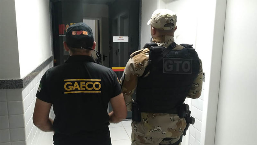 Imagem 1 -  MP apura plano de criminosos para executar um sargento da PM em Jucurutu. Segundo as investigações, o assassinato do sargento PM seria uma retaliação às ações da Polícia Militar e estaria sendo planejado por supostos traficantes de drogas com atuação em Jucurutu. O policial teria virado alvo do grupo criminoso, por ter participado de uma apreensão de drogas na cidade, no dia 24 de novembro. Quatro homens são investigados na operação Cerco, deflagrada nesta terça-feira (19). Um deles foi capturado na noite desta segunda (18) pela Polícia Militar, em cumprimento a um mandado de prisão.