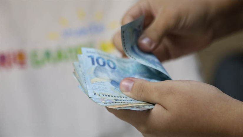 Imagem 1 -  Governo paga parcela do 13º salário para 90% dos servidores nesta quarta-feira. O pagamento da parcela que será paga nesta quarta-feira (20) estava previsto para ser realizado apenas no dia 30 de dezembro. “A parcela dos 30% do décimo terceiro dos servidores e servidoras que recebem mais de R$ 7 mil líquidos, prevista para pagamento dia 30, será antecipada e creditada já nesta quarta (20). Estamos ainda antecipando a complementação dos servidores ativos da Educação e mantendo a data para aqueles que já estavam programados para receber no dia 20”, anunciou a governadora Fátima Bezerra; confira o restante do calendário.