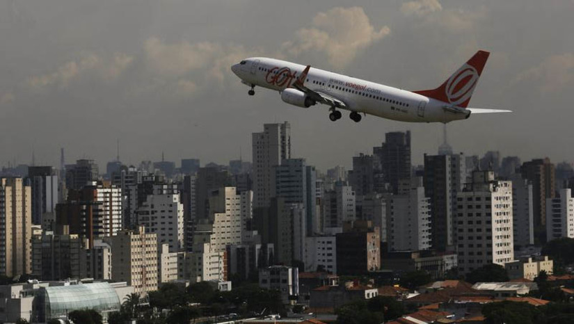 Imagem 1 - Novo plano para redução de passagens aéreas é apresentado. O plano foi apresentado durante coletiva de imprensa, realizada pelo ministro de Portos e Aeroportos, Silvio Costa Filho, e representantes das companhias aéreas. Entre as principais medidas apresentadas pelas companhias estão: valores mais acessíveis para bilhetes comprados com até 14 dias de antecedência da data da viagem, inclusão de serviços de remarcação sem cobrança de taxa adicional, oferta de tarifas mais acessíveis para compras realizadas em determinados dias da semana; aumento no número de oferta de voos e ampliação da frota aérea. Imagem 1 - Novo plano para redução de passagens aéreas é apresentado. O plano foi apresentado durante coletiva de imprensa, realizada pelo ministro de Portos e Aeroportos, Silvio Costa Filho, e representantes das companhias aéreas. Entre as principais medidas apresentadas pelas companhias estão: valores mais acessíveis para bilhetes comprados com até 14 dias de antecedência da data da viagem, inclusão de serviços de remarcação sem cobrança de taxa adicional, oferta de tarifas mais acessíveis para compras realizadas em determinados dias da semana; aumento no número de oferta de voos e ampliação da frota aérea.