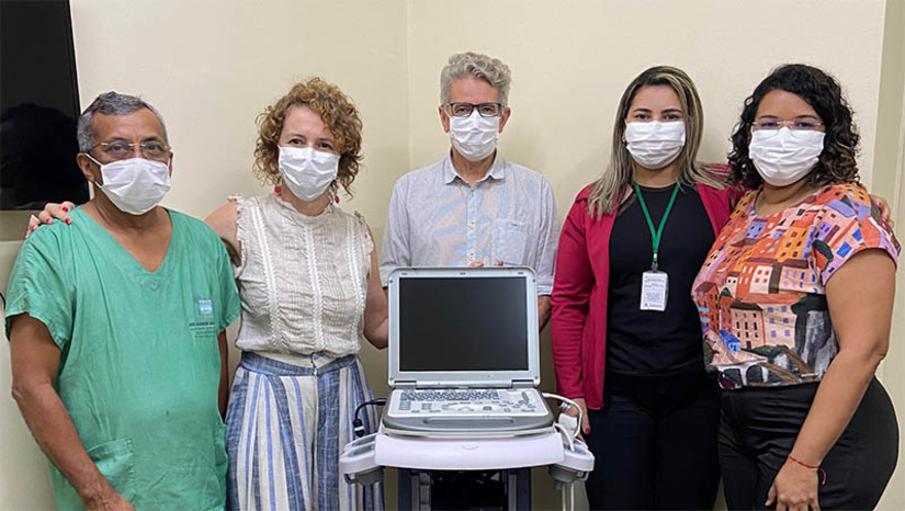   Hospital de Mossoró adquire equipamentos com emendas de Isolda. Uma emenda no valor de R$ 99 mil, destinada pela parlamentar, foi utilizada para aquisição de um ultrassom portátil, agora disponível no Hospital Rafael Fernandes, que desempenha um papel crucial na Terapia Intensiva (UTI), facilitando o atendimento a pacientes com enfermidades graves de Mossoró e região. Ao lado do diretor Leonardo Menezes, durante visita realizada nesta terça (19), a parlamentar constatou de perto o recente benefício proporcionado pelo equipamento.