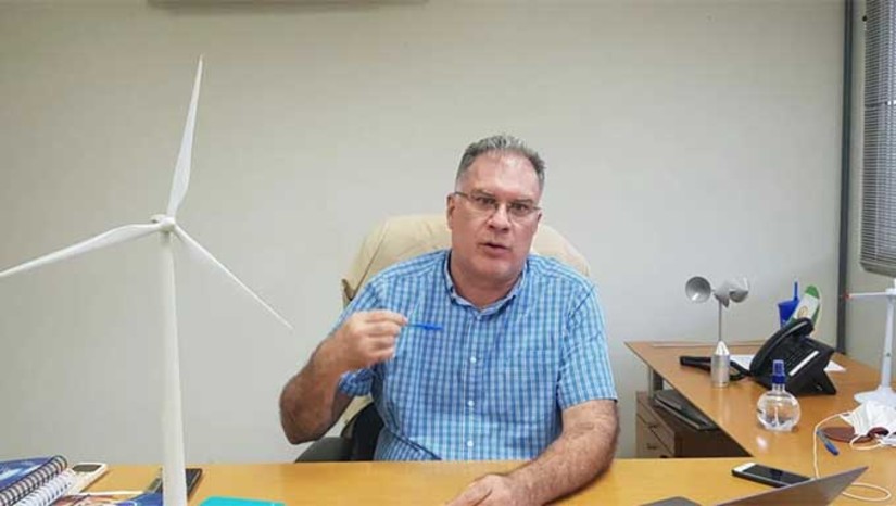 Imagem 1 - O diretor do SENAI do Rio Grande do Norte, Rodrigo Mello, anunciou que a Faculdade de Energias Renováveis será oficialmente lançada no dia 15 de janeiro de 2024. O foco será na formação de profissionais voltados às necessidades práticas da indústria de energias renováveis, atividade em que o Centro de Tecnologias do Gás e Energias Renováveis (CTGAS-ER), do SENAI-RN, e o Instituto SENAI de Inovação em Energias Renováveis (ISI-ER) já são referências nacionais em educação profissional, Pesquisa, Desenvolvimento, Inovação (PD&I) e oferta de serviços tecnológicos. “Por provocação de várias empresas, a gente começou a escutar que ‘está na hora’ do SENAI do Rio Grande do Norte entrar na formação de pessoas de nível superior”, afirma Rodrigo Mello. Imagem 1 - O diretor do SENAI do Rio Grande do Norte, Rodrigo Mello, anunciou que a Faculdade de Energias Renováveis será oficialmente lançada no dia 15 de janeiro de 2024. O foco será na formação de profissionais voltados às necessidades práticas da indústria de energias renováveis, atividade em que o Centro de Tecnologias do Gás e Energias Renováveis (CTGAS-ER), do SENAI-RN, e o Instituto SENAI de Inovação em Energias Renováveis (ISI-ER) já são referências nacionais em educação profissional, Pesquisa, Desenvolvimento, Inovação (PD&I) e oferta de serviços tecnológicos. “Por provocação de várias empresas, a gente começou a escutar que ‘está na hora’ do SENAI do Rio Grande do Norte entrar na formação de pessoas de nível superior”, afirma Rodrigo Mello.