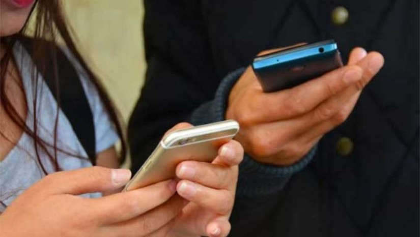 Imagem 1 - Segundo Cappelli, o governo buscou uma alternativa para acelerar o bloqueio porque o celular passou a ser o "maior patrimônio" que as pessoas carregam consigo. O app se chama Celular Seguro. A ferramenta já está disponível para navegadores como Google Chrome e Microsoft Edge e ganhará aplicativos para Android e iPhone (iOS) nesta quarta-feira (20). Quem tiver o celular roubado ou furtado poderá avisar de uma vez várias instituições parceiras do governo, como a Agência Nacional de Telecomunicações (Anatel) e bancos. Se a ideia se cumprir, a vítima perderá menos tempo para entrar em contato com cada instituição. Imagem 1 - Segundo Cappelli, o governo buscou uma alternativa para acelerar o bloqueio porque o celular passou a ser o "maior patrimônio" que as pessoas carregam consigo. O app se chama Celular Seguro. A ferramenta já está disponível para navegadores como Google Chrome e Microsoft Edge e ganhará aplicativos para Android e iPhone (iOS) nesta quarta-feira (20). Quem tiver o celular roubado ou furtado poderá avisar de uma vez várias instituições parceiras do governo, como a Agência Nacional de Telecomunicações (Anatel) e bancos. Se a ideia se cumprir, a vítima perderá menos tempo para entrar em contato com cada instituição.