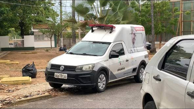 Imagem 1 - Três pessoas da mesma família sofrem descarga elétrica provocada por um raio, em Upanema. As vítimas são Geovani Soares da Silva, de 25 anos, o filho dele, um menino de 5 anos, e a sobrinha, uma menina de 1 anos e 5 meses. O caso aconteceu no Sítio Retiro, na tarde desta quarta-feira (20). As vítimas estavam divididas em duas casas quando sofreram a descarga elétrica . Elas foram socorridas para o hospital local e, em seguida, transferidas para o Hospital Regional Tarcísio Maia. De acordo com interno de medicina, Henrique Gabriel, todas estão estáveis e não correm risco de morte. Imagem 1 - Três pessoas da mesma família sofrem descarga elétrica provocada por um raio, em Upanema. As vítimas são Geovani Soares da Silva, de 25 anos, o filho dele, um menino de 5 anos, e a sobrinha, uma menina de 1 anos e 5 meses. O caso aconteceu no Sítio Retiro, na tarde desta quarta-feira (20). As vítimas estavam divididas em duas casas quando sofreram a descarga elétrica . Elas foram socorridas para o hospital local e, em seguida, transferidas para o Hospital Regional Tarcísio Maia. De acordo com interno de medicina, Henrique Gabriel, todas estão estáveis e não correm risco de morte.