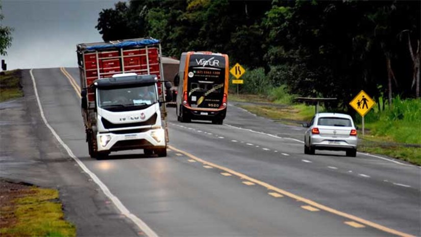 Imagem 1 - A nova Lei 14.599, adverte que os motoristas com CNH nas categorias C, D e E, com idade inferior a 70 anos, devem fazer o exame. O Diretor Executivo de Trânsito, Luis Correia, disse que o exame é exigido no momento da renovação desse documento ou para mudança de categoria C, D e E, devendo ser atualizado de acordo com a indicação da própria CNH. Quem não cumprir o prazo, pode arcar com uma multa de R$ 1.467,35 e perder 7 pontos na carteira. Dirigir com o exame vencido, ou deixar de realizar o exame, configura infração gravíssima, segundo o Código de Trânsito Brasileiro (CTB). Imagem 1 - A nova Lei 14.599, adverte que os motoristas com CNH nas categorias C, D e E, com idade inferior a 70 anos, devem fazer o exame. O Diretor Executivo de Trânsito, Luis Correia, disse que o exame é exigido no momento da renovação desse documento ou para mudança de categoria C, D e E, devendo ser atualizado de acordo com a indicação da própria CNH. Quem não cumprir o prazo, pode arcar com uma multa de R$ 1.467,35 e perder 7 pontos na carteira. Dirigir com o exame vencido, ou deixar de realizar o exame, configura infração gravíssima, segundo o Código de Trânsito Brasileiro (CTB).