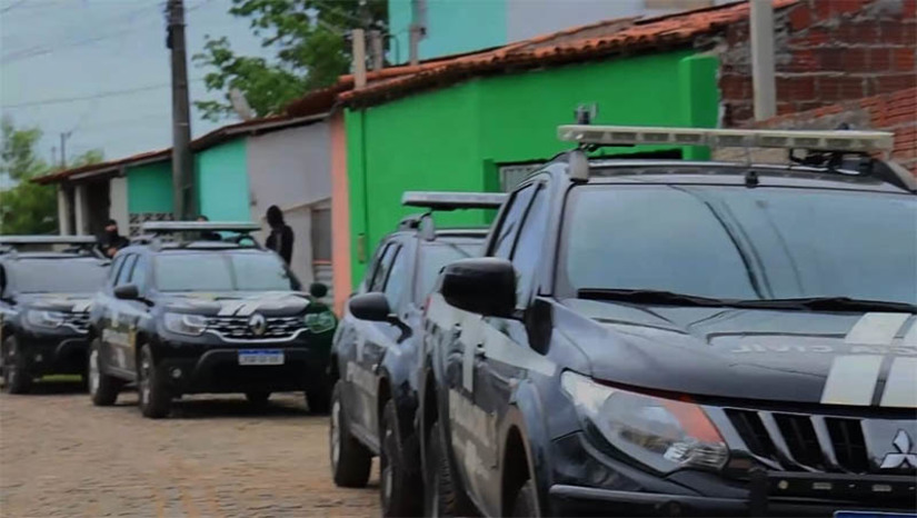 Imagem 1 - RN é o estado que mais reduziu mortes violentas nos últimos três meses. A Segurança Pública potiguar ficou em primeiro lugar na redução dos homicídios dolosos (-23,9%), em primeiro na redução das Condutas Violentas Letais Intencionais (-24,2%), e novamente em primeiro na redução das Mortes Violentas Intencionais (-27,1%). Os dados são referentes aos últimos três meses. Os dados foram apresentados nesta quarta-feira (20), pelo Secretário Nacional da Segurança Pública, Tadeu Alencar, em Brasília, ao fazer o balanço da “Operação Paz”, realizada em todo o país. Imagem 1 - RN é o estado que mais reduziu mortes violentas nos últimos três meses. A Segurança Pública potiguar ficou em primeiro lugar na redução dos homicídios dolosos (-23,9%), em primeiro na redução das Condutas Violentas Letais Intencionais (-24,2%), e novamente em primeiro na redução das Mortes Violentas Intencionais (-27,1%). Os dados são referentes aos últimos três meses. Os dados foram apresentados nesta quarta-feira (20), pelo Secretário Nacional da Segurança Pública, Tadeu Alencar, em Brasília, ao fazer o balanço da “Operação Paz”, realizada em todo o país.