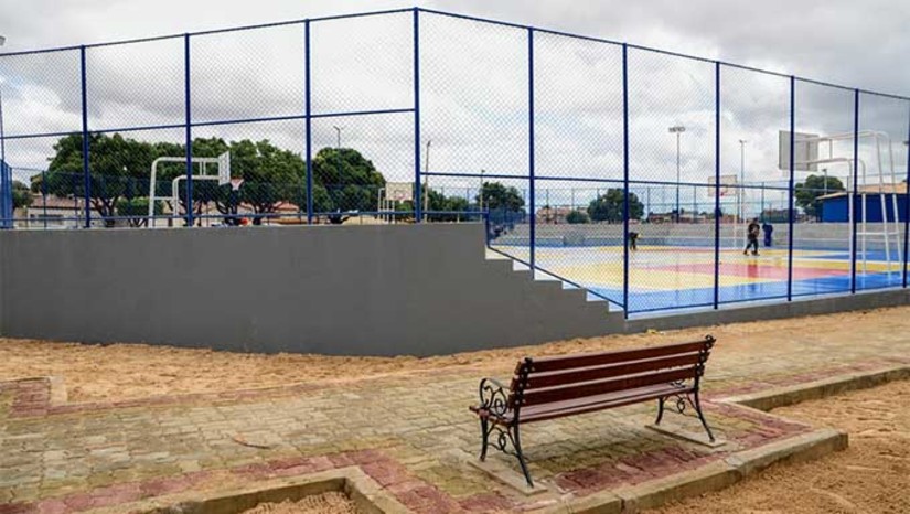 Imagem 1 - O complexo esportivo Clístenis Juny de Souza Alves, antiga praça do basquete, tem 8 mil m² quadrados de área construída, com duas quadras transversais em único espaço, ou seja, multiuso, possibilitando a prática do basquete olímpico e tradicional. A revitalização incluiu melhorias na infraestrutura, como nova iluminação e paisagismo, além da pintura das quadras de basquete. Um campo de futebol, passeio para caminhada, academia da primeira, segunda e terceira idade. A cerimonia de inauguração acontece nesta quinta-feira (21), às 17h. Imagem 1 - O complexo esportivo Clístenis Juny de Souza Alves, antiga praça do basquete, tem 8 mil m² quadrados de área construída, com duas quadras transversais em único espaço, ou seja, multiuso, possibilitando a prática do basquete olímpico e tradicional. A revitalização incluiu melhorias na infraestrutura, como nova iluminação e paisagismo, além da pintura das quadras de basquete. Um campo de futebol, passeio para caminhada, academia da primeira, segunda e terceira idade. A cerimonia de inauguração acontece nesta quinta-feira (21), às 17h.