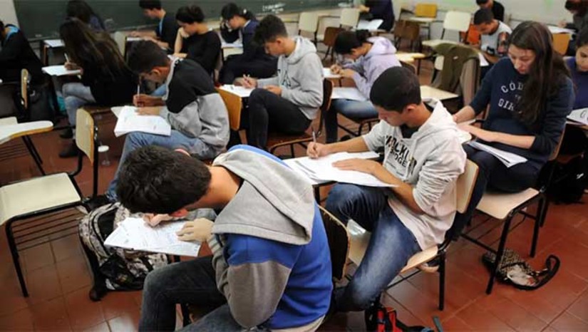 Imagem 1 -  Conforme acordo costurado ainda com os deputados, há a autorização para que o governo use até R$ 20 bilhões no programa, sendo R$ 13 bilhões dos superávits do Fundo Social, ligado ao pré-sal, para bancar a iniciativa.  O valor é mais que o dobro do previsto inicialmente, de R$ 6 bilhões, e seria suficiente para financiar dois anos da medida, segundo avaliação feita na Câmara. O texto tem o mérito de “estimular adolescentes e jovens a permanecerem no ensino médio e concluírem com sucesso essa etapa, que marca o final da educação básica.