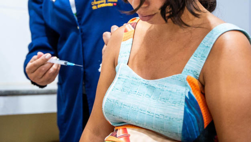 Imagem 1 - Vacina contra a dengue é incorporada ao Sistema Único de Saúde. O Brasil é o primeiro país do mundo a oferecer o imunizante no sistema público universal. A vacina, conhecida como Qdenga, não será utilizada em larga escala em um primeiro momento, já que o laboratório fabricante, Takeda, afirmou que tem uma capacidade restrita de fornecimento de doses. Por isso, a vacinação será focada em público e regiões prioritárias. Imagem 1 - Vacina contra a dengue é incorporada ao Sistema Único de Saúde. O Brasil é o primeiro país do mundo a oferecer o imunizante no sistema público universal. A vacina, conhecida como Qdenga, não será utilizada em larga escala em um primeiro momento, já que o laboratório fabricante, Takeda, afirmou que tem uma capacidade restrita de fornecimento de doses. Por isso, a vacinação será focada em público e regiões prioritárias.
