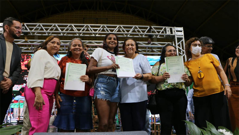 Imagem 1 - 144 títulos de regularização fundiária são entregues em Baraúna. Documentos beneficiam mais de 500 pessoas e a entrega foi feita nesta quinta-feira (21), pela governadora Fátima Bezerra, durante a festa de emancipação política do município. O projeto de Regularização Fundiária é um processo de intervenção pública, com medidas jurídicas, urbanísticas, ambientais e sociais e que garante que a casa se torne um bem de família que poderá ser repassado às futuras gerações. Imagem 1 - 144 títulos de regularização fundiária são entregues em Baraúna. Documentos beneficiam mais de 500 pessoas e a entrega foi feita nesta quinta-feira (21), pela governadora Fátima Bezerra, durante a festa de emancipação política do município. O projeto de Regularização Fundiária é um processo de intervenção pública, com medidas jurídicas, urbanísticas, ambientais e sociais e que garante que a casa se torne um bem de família que poderá ser repassado às futuras gerações.