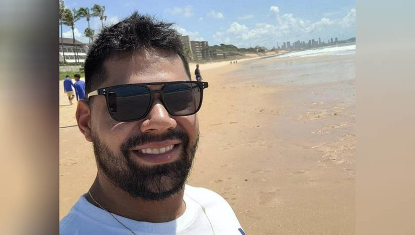 Imagem 1 - Homem é assassinado dentro de carro, em frente a casa da namorada, em Caraúbas. O crime aconteceu na noite desta quinta-feira (21), na Rua 13 de maio, bairro Leandro Bezerra. De acordo com o delegado Gabriel Nápoli, sabe-se até o momento que a vítima, identificada como Diego Tavares de Lima, morador de Felipe Guerra, estava dentro do próprio carro, quando foi alvejado com vários disparos, que o atingiram na região da cabeça e tórax. 8 estojos de munição ainda não identificada foram encontrados na cena do crime. Ainda segundo o delegado, um irmão de Diego foi assassinado há 3 anos, em Felipe Guerra, mas ainda não é possível dizer se os crimes têm ligação. Imagem 1 - Homem é assassinado dentro de carro, em frente a casa da namorada, em Caraúbas. O crime aconteceu na noite desta quinta-feira (21), na Rua 13 de maio, bairro Leandro Bezerra. De acordo com o delegado Gabriel Nápoli, sabe-se até o momento que a vítima, identificada como Diego Tavares de Lima, morador de Felipe Guerra, estava dentro do próprio carro, quando foi alvejado com vários disparos, que o atingiram na região da cabeça e tórax. 8 estojos de munição ainda não identificada foram encontrados na cena do crime. Ainda segundo o delegado, um irmão de Diego foi assassinado há 3 anos, em Felipe Guerra, mas ainda não é possível dizer se os crimes têm ligação.
