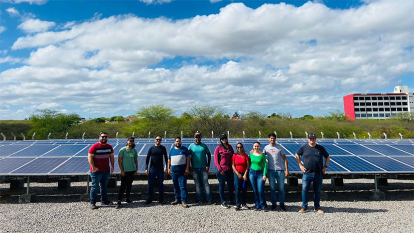 Imagem 1 - Ufersa anuncia 50 vagas para curso de extensão de Eletricista de Energias Renováveis. As inscrições vão ser realizadas no período de 02 a 10 de janeiro, exclusivamente online, por meio da página da EnergIFE Ufersa. Podem participar da seleção os candidatos com 18 anos ou mais e que tenham concluído o Ensino Fundamental. O processo de seleção será realizado por meio de sorteio. Os selecionados receberão material necessário ao desenvolvimento do curso, além de auxílio financeiro para transporte/alimentação no valor de R$9,60 por dia frequentado. Imagem 1 - Ufersa anuncia 50 vagas para curso de extensão de Eletricista de Energias Renováveis. As inscrições vão ser realizadas no período de 02 a 10 de janeiro, exclusivamente online, por meio da página da EnergIFE Ufersa. Podem participar da seleção os candidatos com 18 anos ou mais e que tenham concluído o Ensino Fundamental. O processo de seleção será realizado por meio de sorteio. Os selecionados receberão material necessário ao desenvolvimento do curso, além de auxílio financeiro para transporte/alimentação no valor de R$9,60 por dia frequentado.