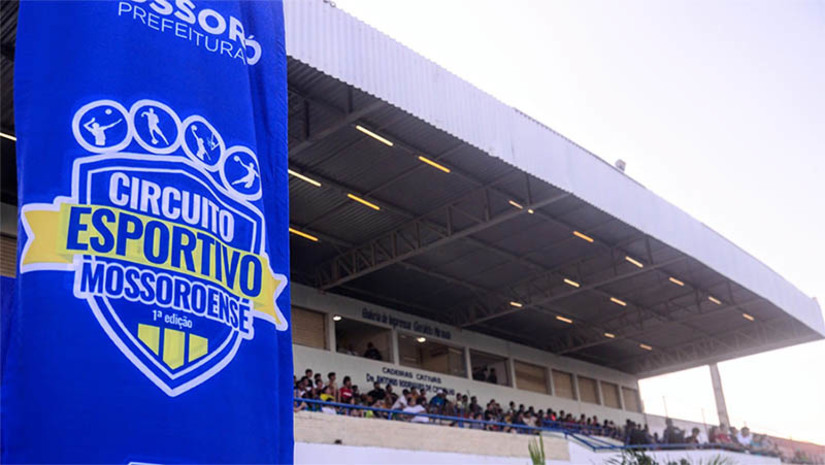 Imagem 1 - Circuito Esportivo Mossoroense vira lei e tem inscrições prorrogadas. A lei sob número 4.111, aprovada na Câmara e sancionada pelo prefeito Allyson Bezerra, estabelece o Circuito Esportivo Mossoroense (CEM) anualmente no calendário esportivo sob organização da SEMEJ, garantindo competições realizadas pela Prefeitura para o fomento do esporte na zona urbana e rural. Lançado no dia 8 passado, e com prazo final para 29 de dezembro, o período de inscrições para o 2º CEM foi prorrogado até o dia 26 de janeiro de 2024. Imagem 1 - Circuito Esportivo Mossoroense vira lei e tem inscrições prorrogadas. A lei sob número 4.111, aprovada na Câmara e sancionada pelo prefeito Allyson Bezerra, estabelece o Circuito Esportivo Mossoroense (CEM) anualmente no calendário esportivo sob organização da SEMEJ, garantindo competições realizadas pela Prefeitura para o fomento do esporte na zona urbana e rural. Lançado no dia 8 passado, e com prazo final para 29 de dezembro, o período de inscrições para o 2º CEM foi prorrogado até o dia 26 de janeiro de 2024.