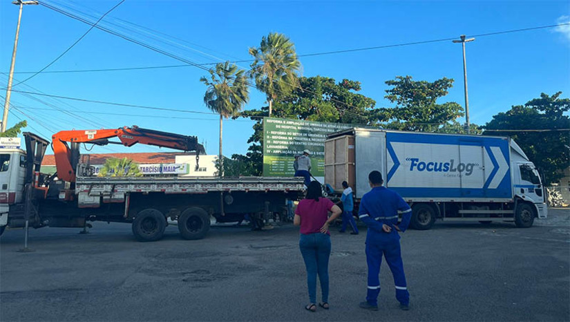 Imagem 1 - HRTM recebe novo novo tomógrafo para atender a população de Mossoró e região. O equipamento chegou à unidade na tarde desta quarta-feira (27). A previsão é de que o novo tomógrafo passe a funcionar dentro de até 20 dias úteis. O período se dá pela necessidade de retirada do equipamento antigo, uma pequena adequação física na sala de tomografia e instalação do equipamento. Imagem 1 - HRTM recebe novo novo tomógrafo para atender a população de Mossoró e região. O equipamento chegou à unidade na tarde desta quarta-feira (27). A previsão é de que o novo tomógrafo passe a funcionar dentro de até 20 dias úteis. O período se dá pela necessidade de retirada do equipamento antigo, uma pequena adequação física na sala de tomografia e instalação do equipamento.