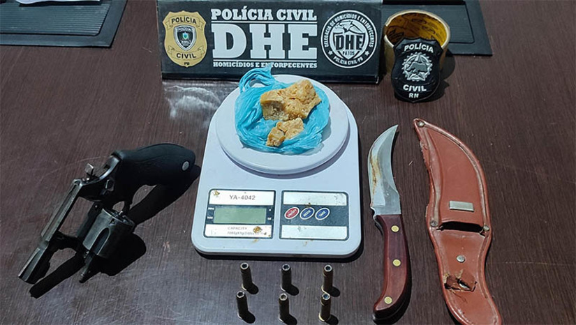 Imagem 1 -  PC prende 8 integrantes de organização responsável por distribuir drogas de Governador para a região. Segundo as investigações iniciadas no primeiro semestre de 2023, os suspeitos integram uma facção criminosa e praticavam o tráfico de drogas, com núcleo no município de Governador Dix-Sept Rosado, cujo líder é Wilson Martins Borges, conhecido como "Coroa", nome dado à operação policial, deflagrada na manhã desta quinta-feira (28).