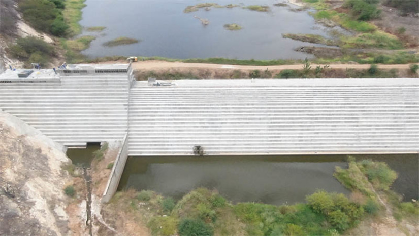 Imagem 1 - Fátima cobra definição de um “calendário assertivo” para conclusão de obras hídricas no RN. A governadora esteve reunida com representantes do Ministério da Integração e do Desenvolvimento Regional, do DNOCS, da CODEVASF e das construtoras contratadas para realizar as obras referentes à Barragem Passagem das Traíras, Projeto Seridó (Adutora Seridó), Adutora Agreste, Barragem Oiticica e do Projeto de Integração de Águas do Rio São Francisco. Na ocasião, a gestora cobrou a definição de um prazo correto para que a população saiba quando terá acesso aos benefícios trazidos por essas obras. Imagem 1 - Fátima cobra definição de um “calendário assertivo” para conclusão de obras hídricas no RN. A governadora esteve reunida com representantes do Ministério da Integração e do Desenvolvimento Regional, do DNOCS, da CODEVASF e das construtoras contratadas para realizar as obras referentes à Barragem Passagem das Traíras, Projeto Seridó (Adutora Seridó), Adutora Agreste, Barragem Oiticica e do Projeto de Integração de Águas do Rio São Francisco. Na ocasião, a gestora cobrou a definição de um prazo correto para que a população saiba quando terá acesso aos benefícios trazidos por essas obras.