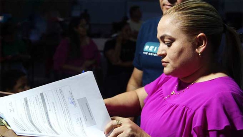 Imagem 1 -  Para a prefeita Cinthia Sonale,fechar o ano com a folha regularizada é sinal de que o planejamento financeiro tem que ser feito para evitar problemas e prejudicar o servidor. “O ano de 2023 não foi bom para as Prefeituras de pequeno porte. Tivemos que enfrentar a oscilação da economia, mas conseguimos, com planejamento e muita reunião, vencer os obstáculos. A gente entende que os servidores devem receber seu salário regularmente em dia, pois são eles quem garantem a boa qualidade dos serviços ofertados à nossa população”, comentou.
