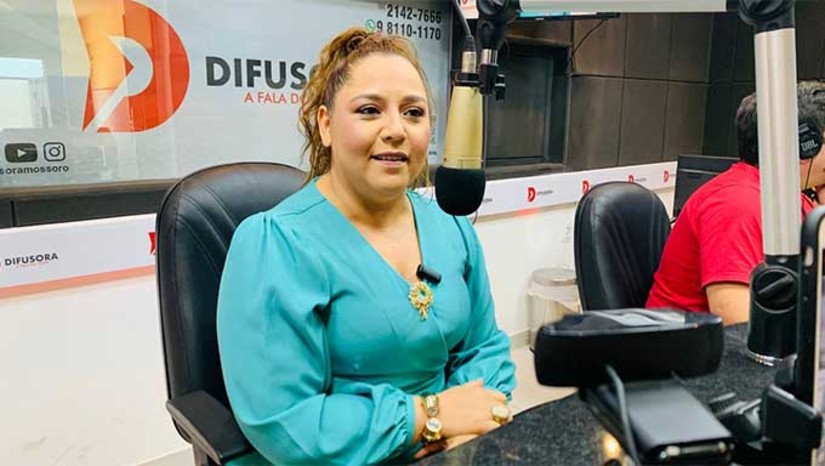 Imagem 1 -  Durante entrevista ao Jornal Mossoró Hoje nas Ondas do Rádio desta quarta- feira (27) a Reitora da UFERSA, professora Ludimila Oliveira, anunciou que a UFERSA é a primeira universidade pública do país a oferecer um curso de formação de piloto de avião. O curso é totalmente gratuito e voltado para pessoas com formação acadêmica de nível superior e que sejam provenientes de famílias de baixa renda. Serão 20 vagas para a primeira turma, sendo 50% das vagas preferencialmente para mulheres. A turma será iniciada no próximo ano.