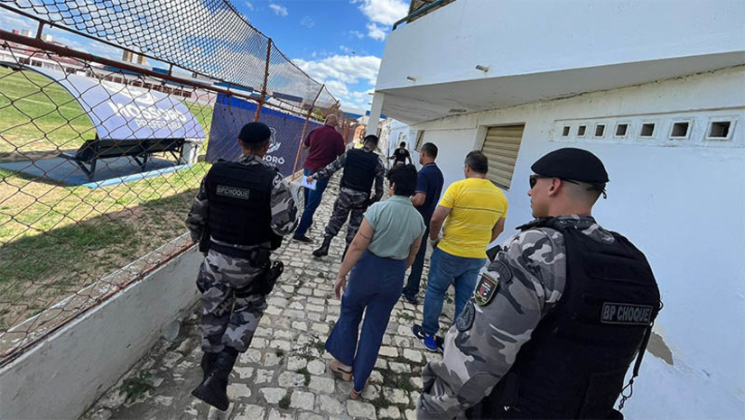 Imagem 1 - Nogueirão recebe vistorias da Vigilância Sanitária e PM para renovação de laudos. As duas vistorias foram realizadas nesta quinta-feira (28), visando garantir o funcionamento do estádio e a segurança dos torcedores para o Campeonato Potiguar 2024. Com as novas vistorias, o Nogueirão segue com todos os laudos em exercício. A expectativa é de que a renovação dos laudos da Vigilância Sanitária e Polícia Militar já possam constar na primeira semana de janeiro para a estreia do Potiguar contra o ABC, no Nogueirão. Imagem 1 - Nogueirão recebe vistorias da Vigilância Sanitária e PM para renovação de laudos. As duas vistorias foram realizadas nesta quinta-feira (28), visando garantir o funcionamento do estádio e a segurança dos torcedores para o Campeonato Potiguar 2024. Com as novas vistorias, o Nogueirão segue com todos os laudos em exercício. A expectativa é de que a renovação dos laudos da Vigilância Sanitária e Polícia Militar já possam constar na primeira semana de janeiro para a estreia do Potiguar contra o ABC, no Nogueirão.