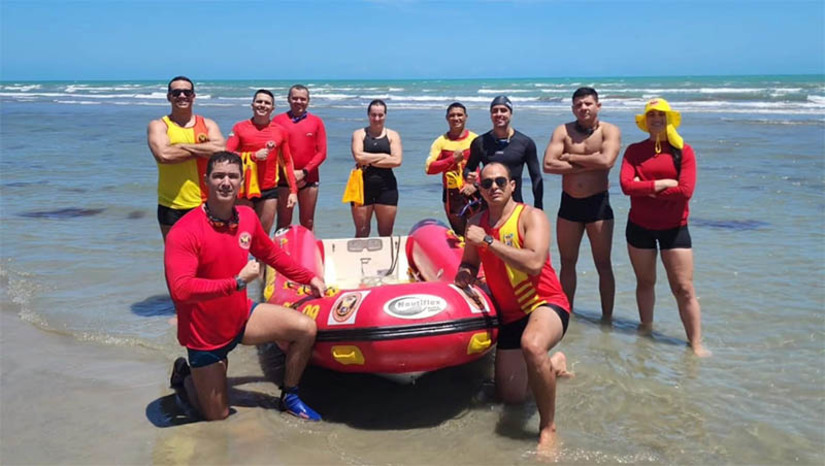 Imagem 1 - Comandante dá dicas de segurança na praia de Tibau na virada de ano. A tenente-coronel Martini, comandante do Corpo de Bombeiros de Mossoró, lembrou que os banhistas precisam ficar atentos, principalmente com as crianças, para evitar acidentes envolvendo afogamento. A operação verão foi iniciada no final de semana que antecedeu o natal e segue até final de semana seguinte ao carnaval, com aumento de efetivo no litoral do RN, visando promover ações de segurança à população local, bem como aos turistas. Imagem 1 - Comandante dá dicas de segurança na praia de Tibau na virada de ano. A tenente-coronel Martini, comandante do Corpo de Bombeiros de Mossoró, lembrou que os banhistas precisam ficar atentos, principalmente com as crianças, para evitar acidentes envolvendo afogamento. A operação verão foi iniciada no final de semana que antecedeu o natal e segue até final de semana seguinte ao carnaval, com aumento de efetivo no litoral do RN, visando promover ações de segurança à população local, bem como aos turistas.