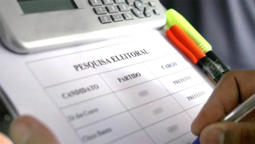   Pesquisas eleitorais devem ser registradas previamente no TSE. O registro da pesquisa na Justiça Eleitoral deve ocorrer até cinco dias antes da divulgação dos resultados e deve ser acompanhado das informações previstas no artigo 33 da Lei das Eleições (Lei n° 9.504/1997). Apesar de ser necessário o registro dos levantamentos, a divulgação dos resultados não é obrigatória. A divulgação de pesquisa sem o prévio registro das informações sujeita os responsáveis a uma multa no valor de 50 mil a 10 mil UFIRs.